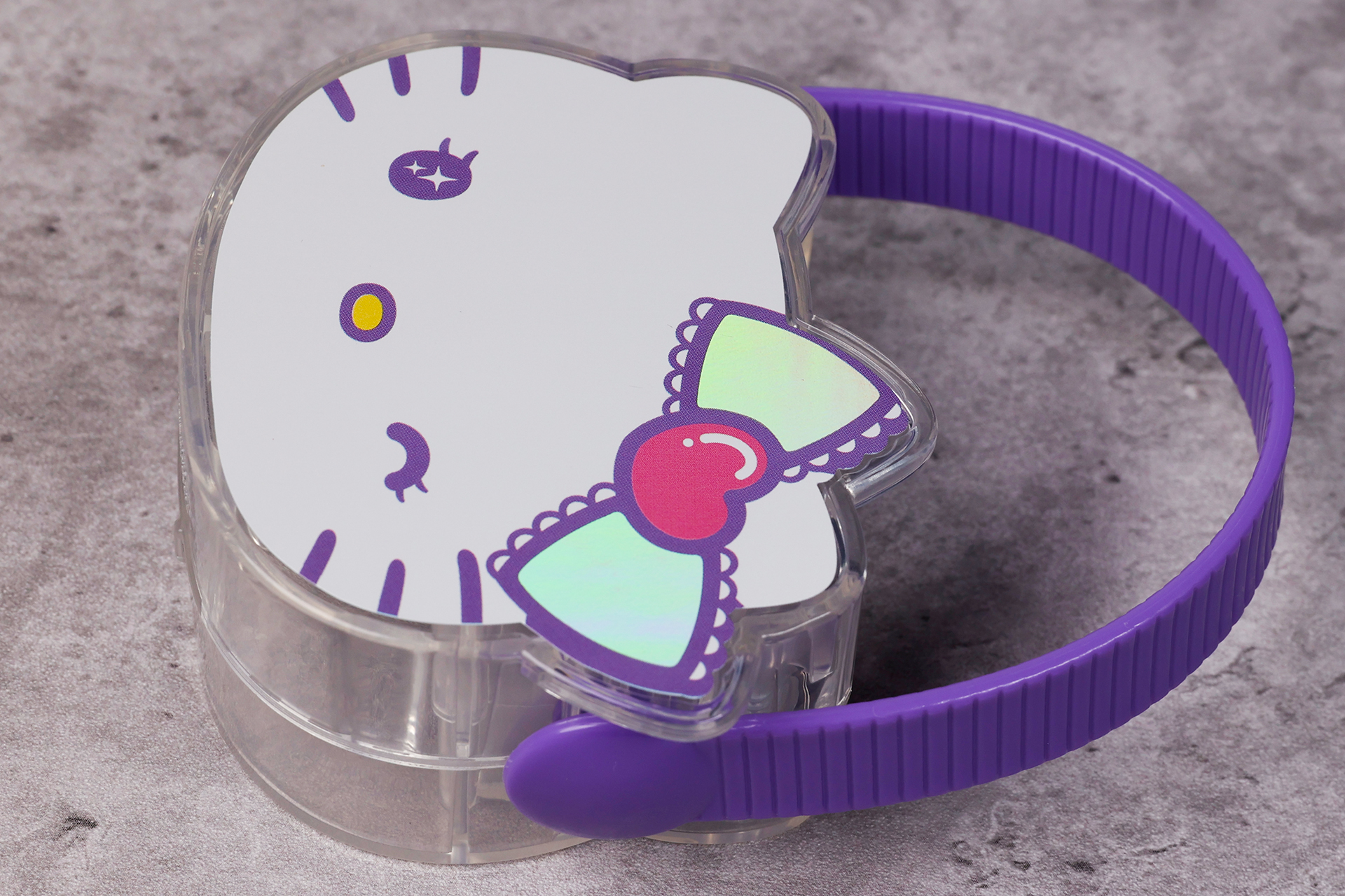 片目をつむりウィンクしているハローキティのイラストがかわいらしい