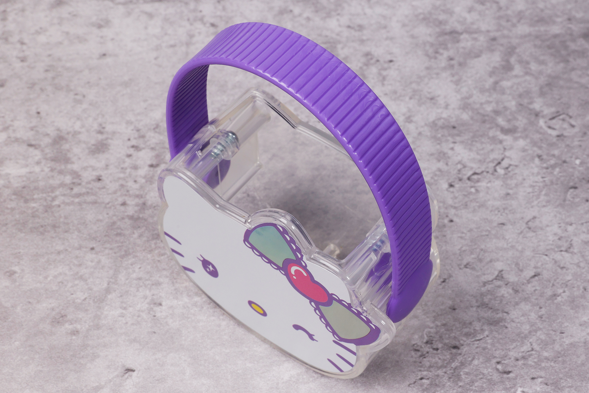 蓋などはなく、バッグ上に開けられた穴から小物が入れられるようになっている