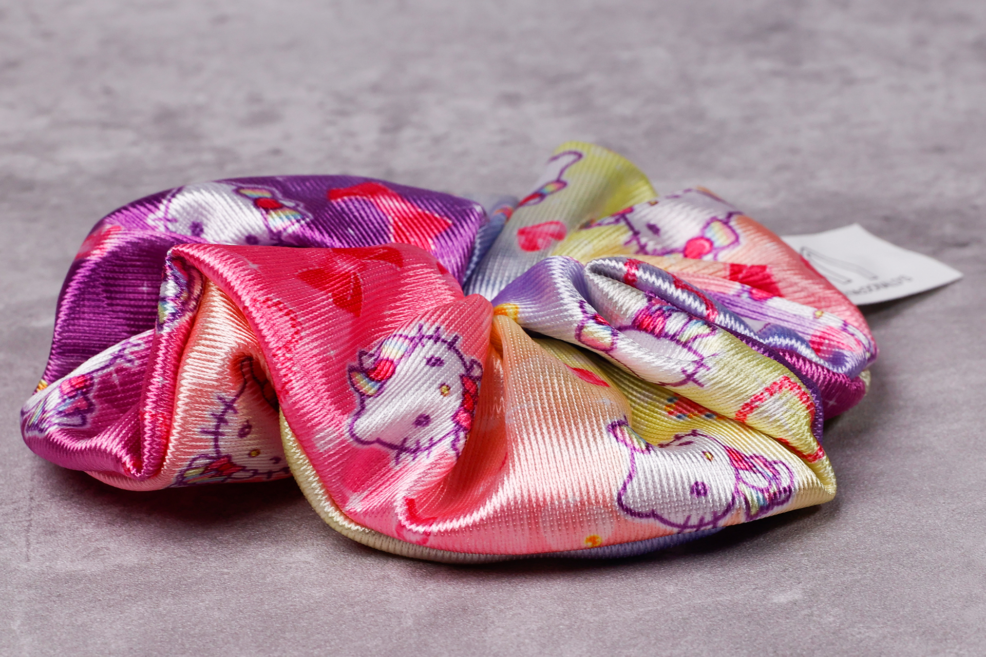 厚みはそれほどなく、一般的なシュシュと同じような感じだ