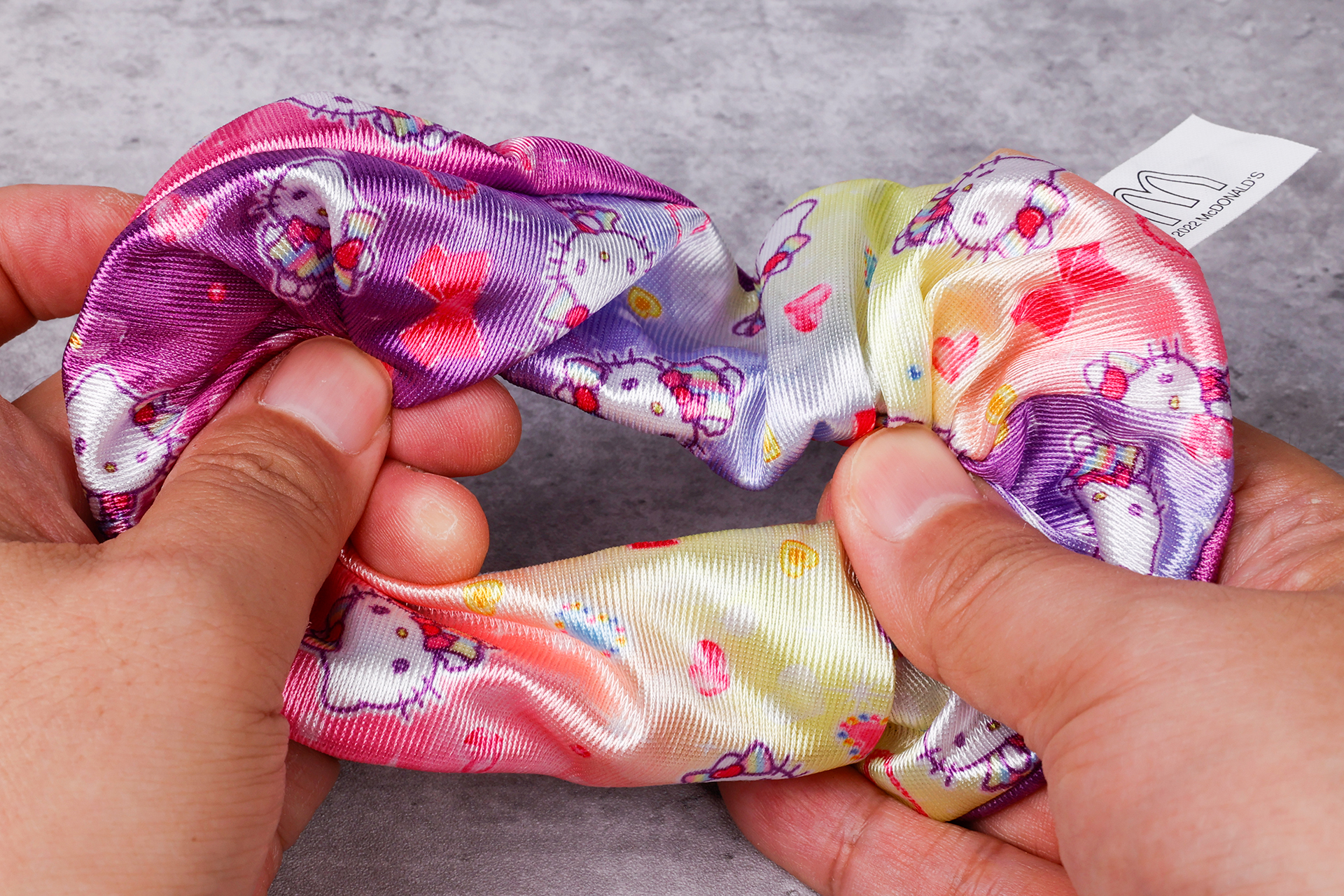 中にはゴムが入っており、ある程度広げることができる