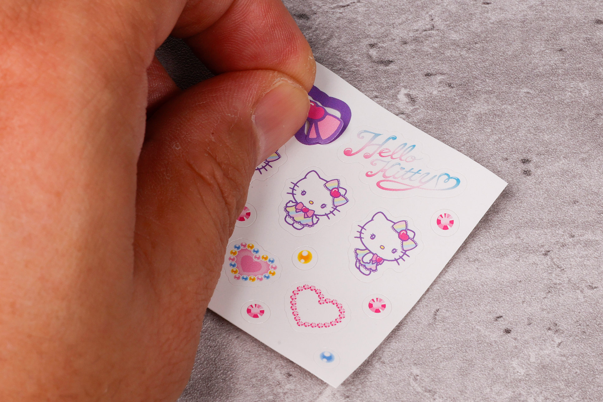 まずはシールを剥がしてスティックに貼っていこう。リボン以外のシールは、好きなところに貼ってＯＫだ