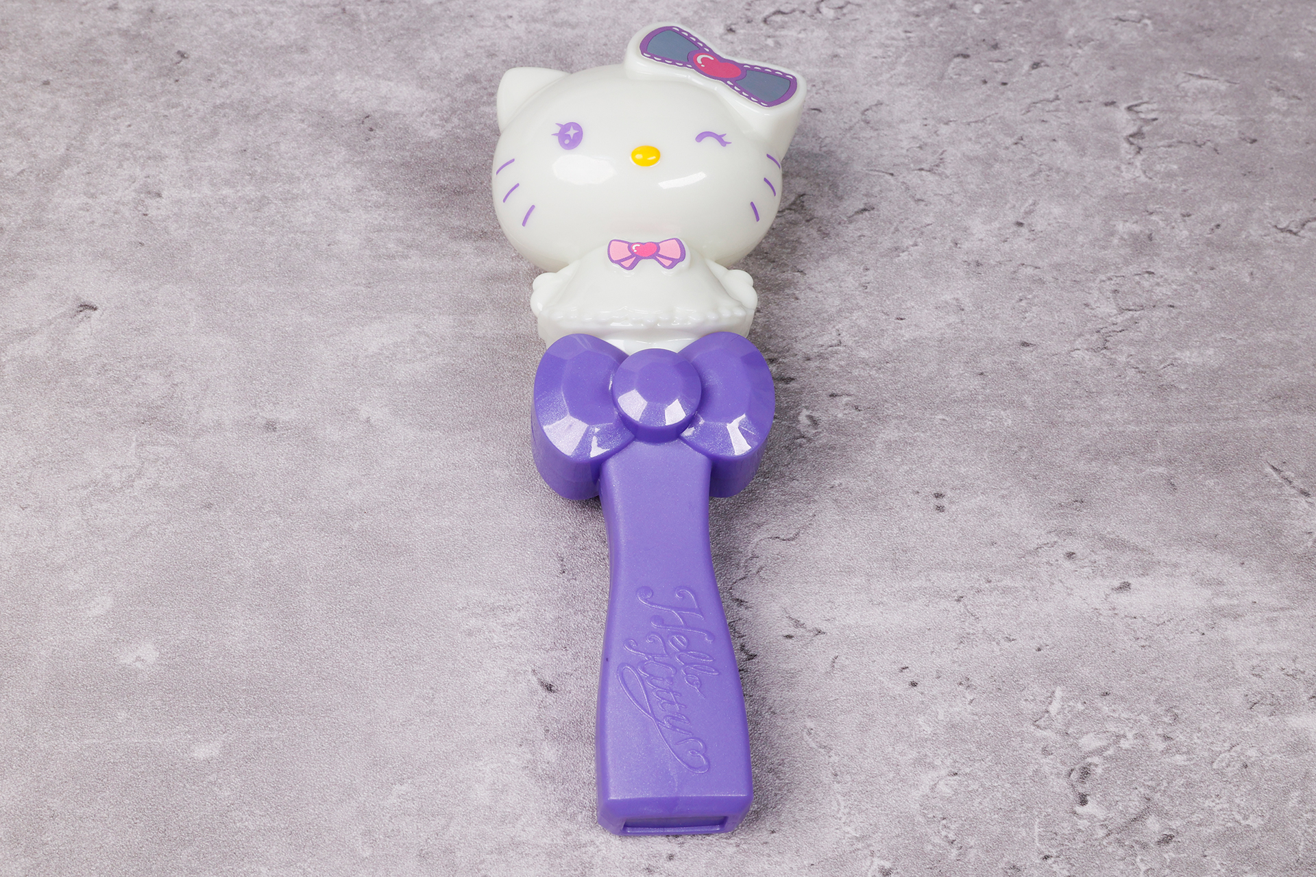 振って遊べるように握りやすい形状になっている