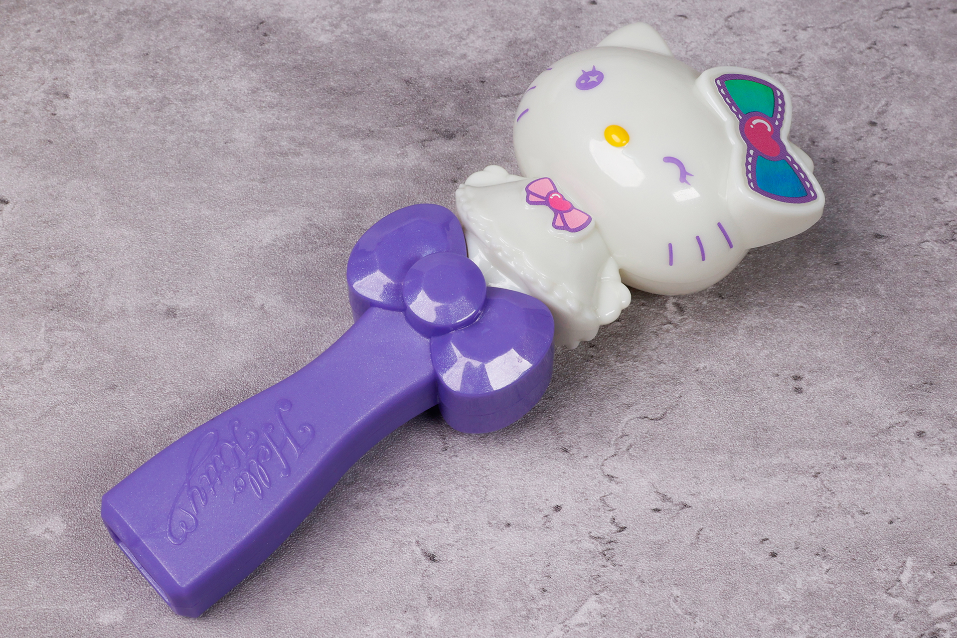 特にボタンなどはなく、明るい場所では光らない