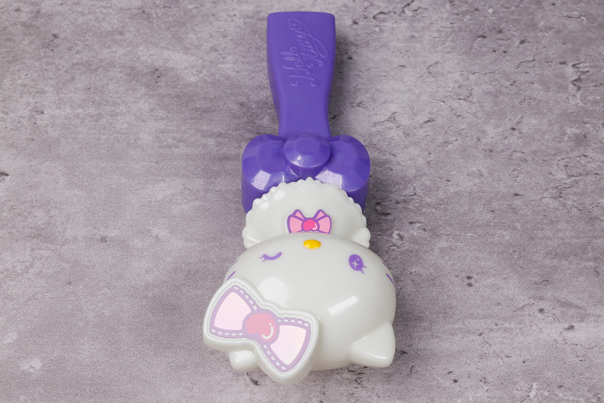 どの角度から見ても、ハローキティと分かる。洋服部分が広がっているなど、作りも細かい