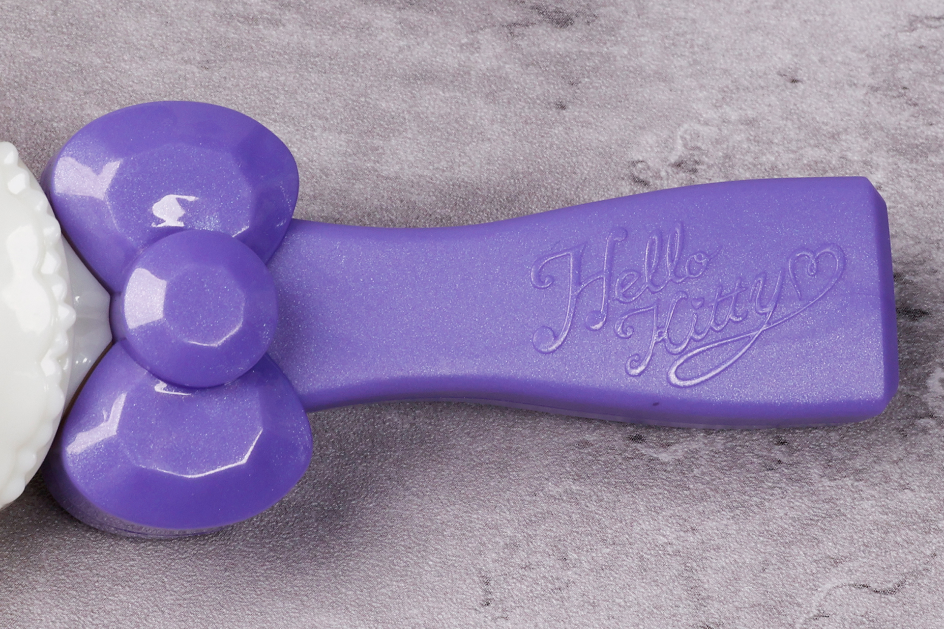 ハローキティのマークが刻み込まれている