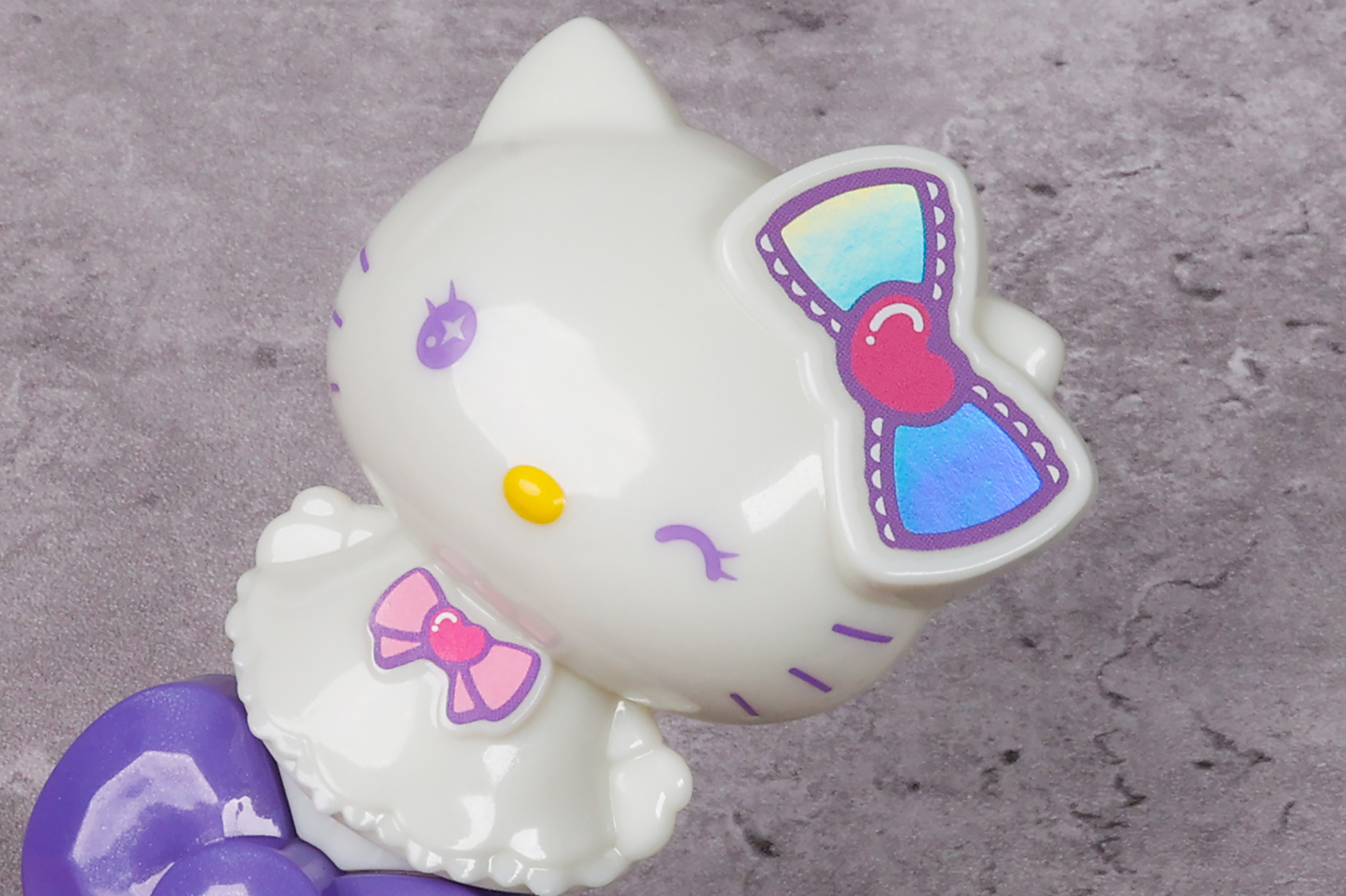 リボン部分は角度を変えることで、キラキラと光って見える