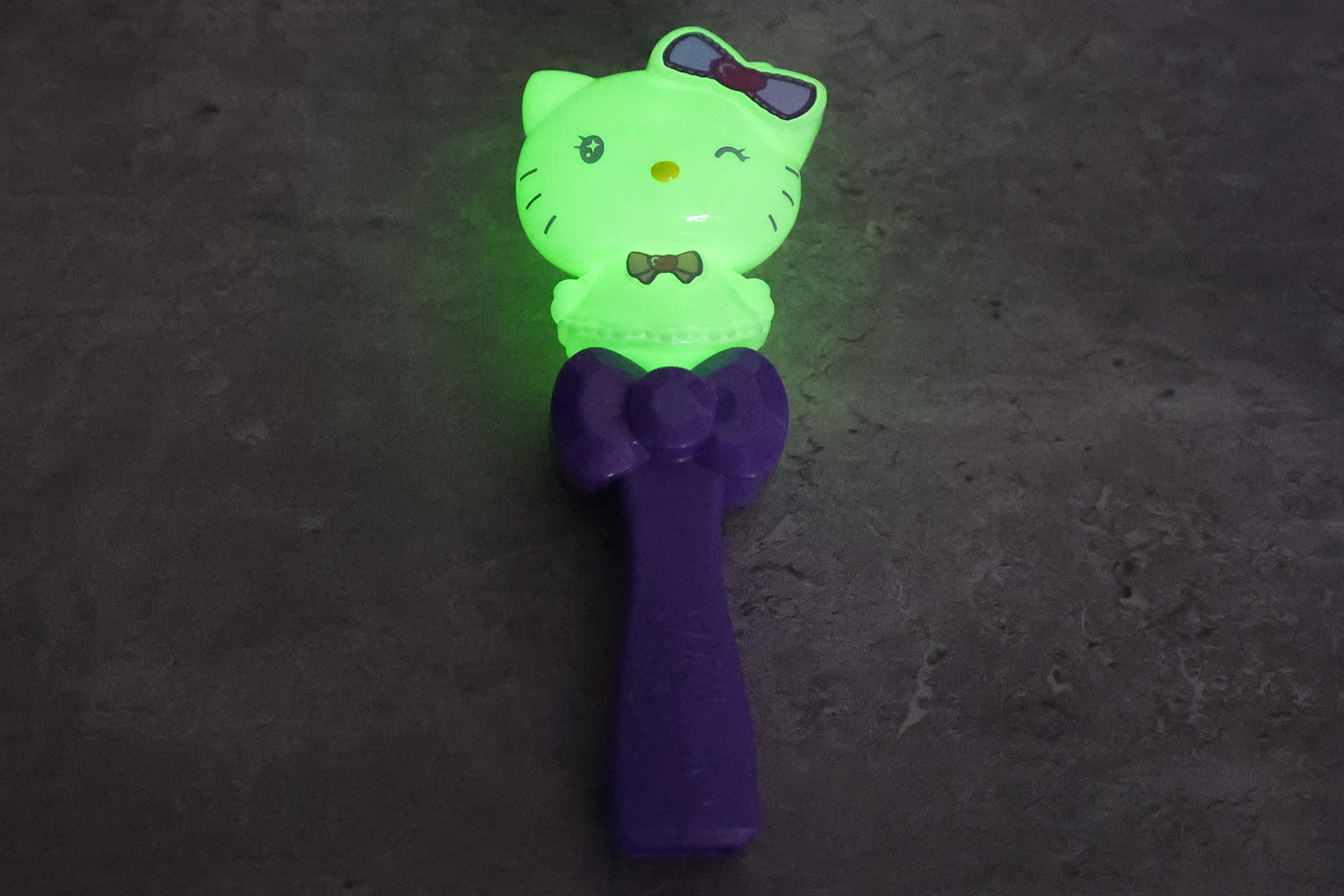 暗闇では、蓄光でハローキティの部分が光って見える