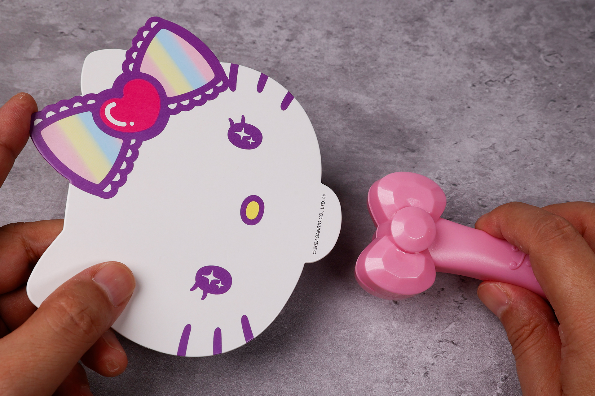 まずはハローキティが描かれたパーツと、取っ手部分を組み合わせよう