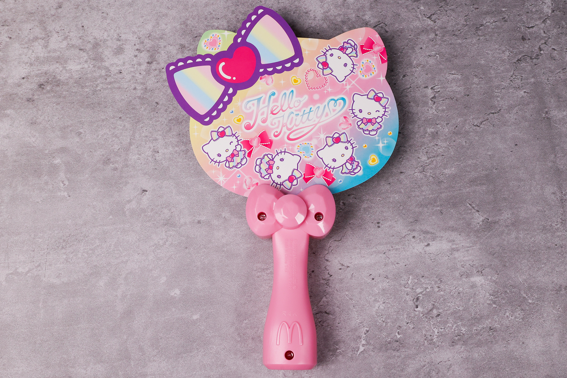 うちわの反対側には、派手なカラーリングのイラストが描かれている