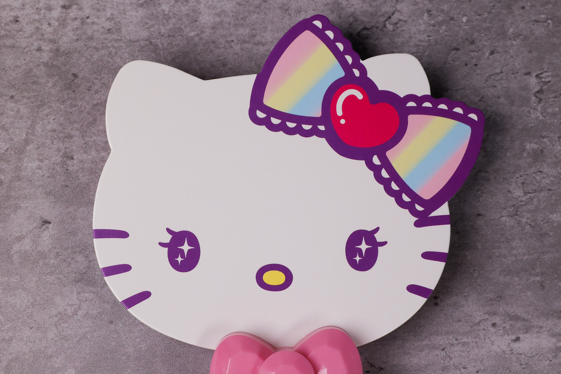 目がうるうるとして、可愛らしい表情のハローキティのイラストだ