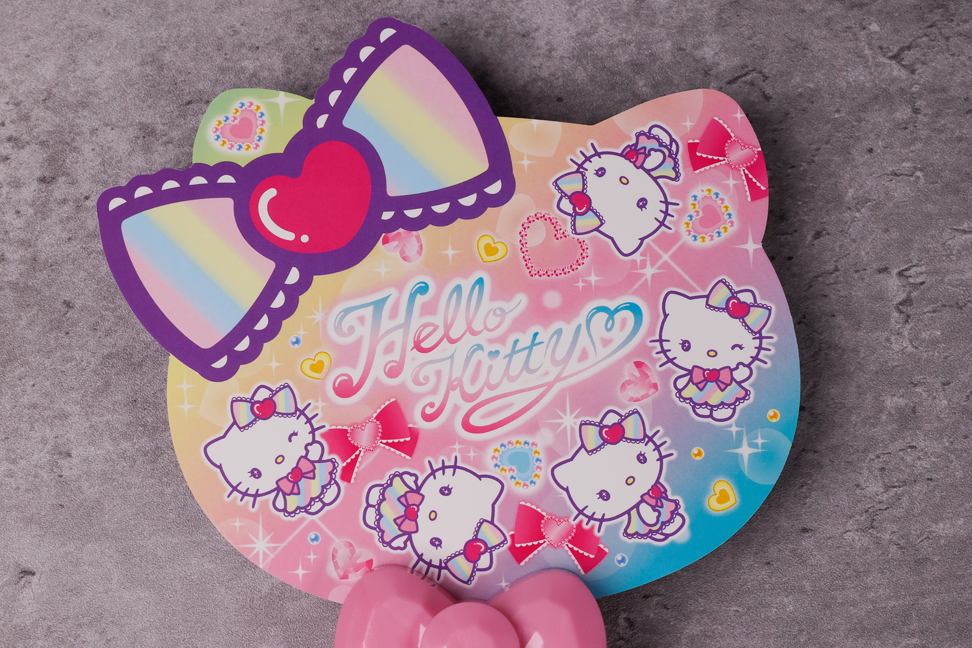 裏面は5体のハローキティのイラストが描かれている