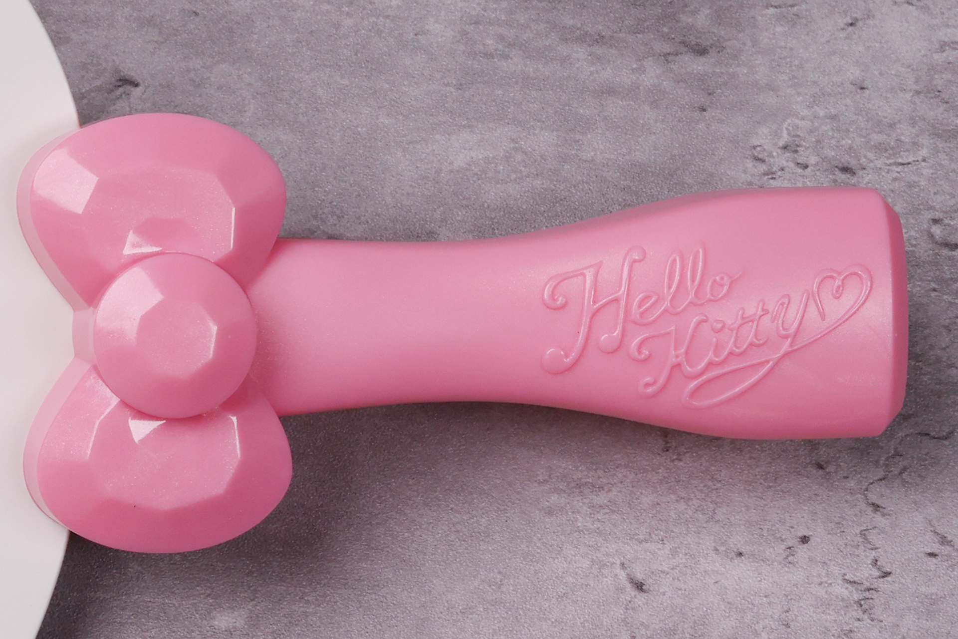 取っ手部分にはハローキティの名前が刻印されている