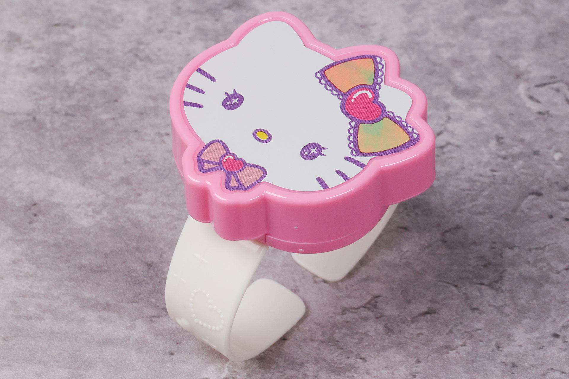 ハローキティが描かれた部分を揺らすことで、音が鳴る仕組みだ