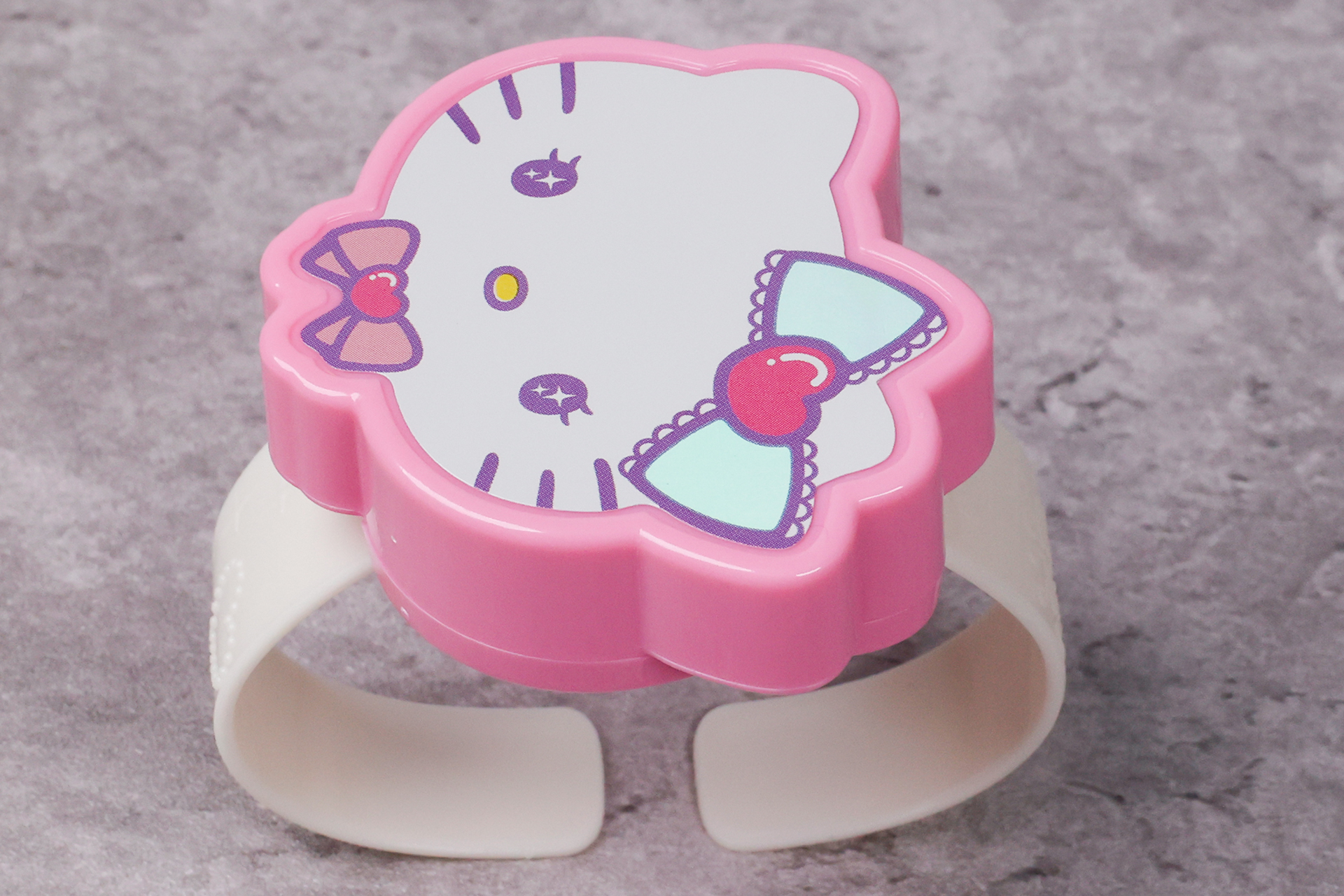 ちょうど手首に付けやすいサイズ感になっている