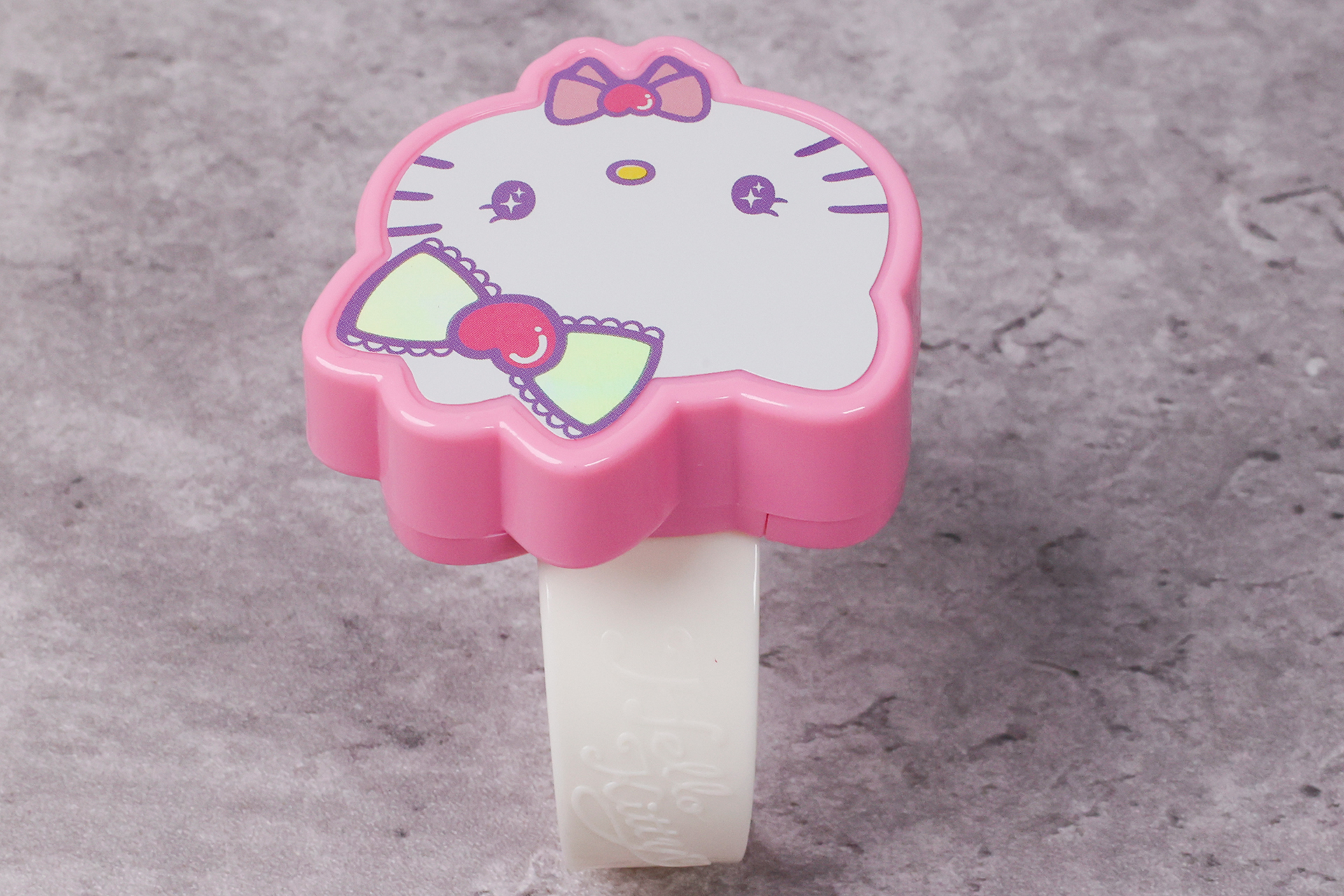 リボンが描かれている部分は、角度を変えることでキラキラと光って見える