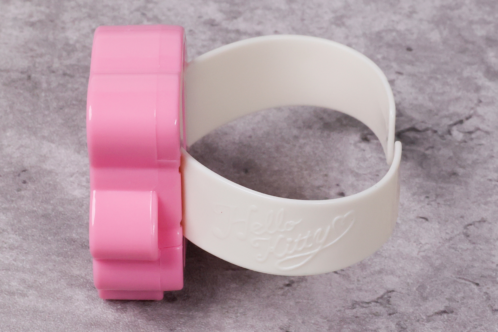 バンド部分には、ハローキティの名前が刻み込まれている