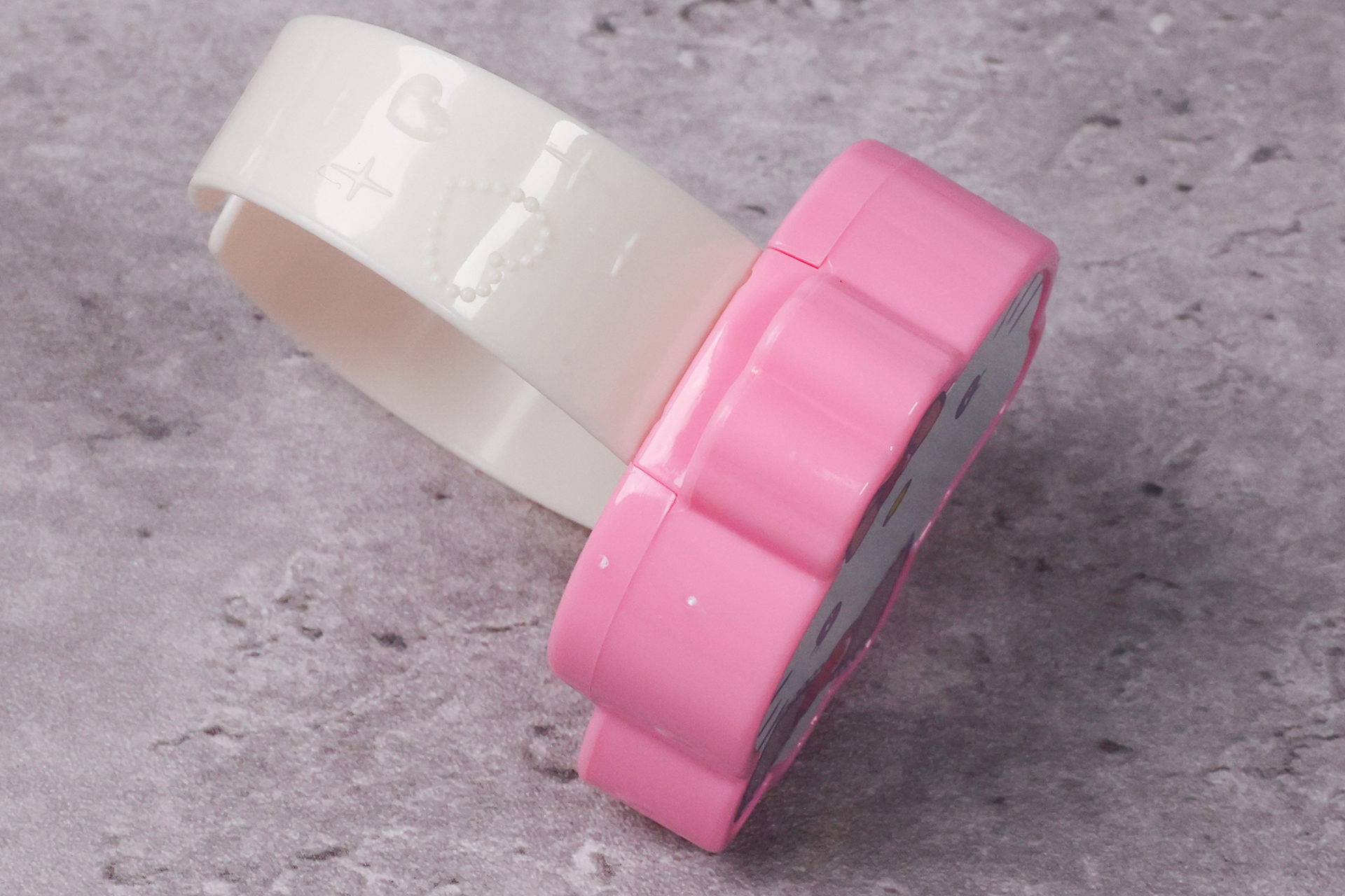 反対側にはハートマークなどが描かれている