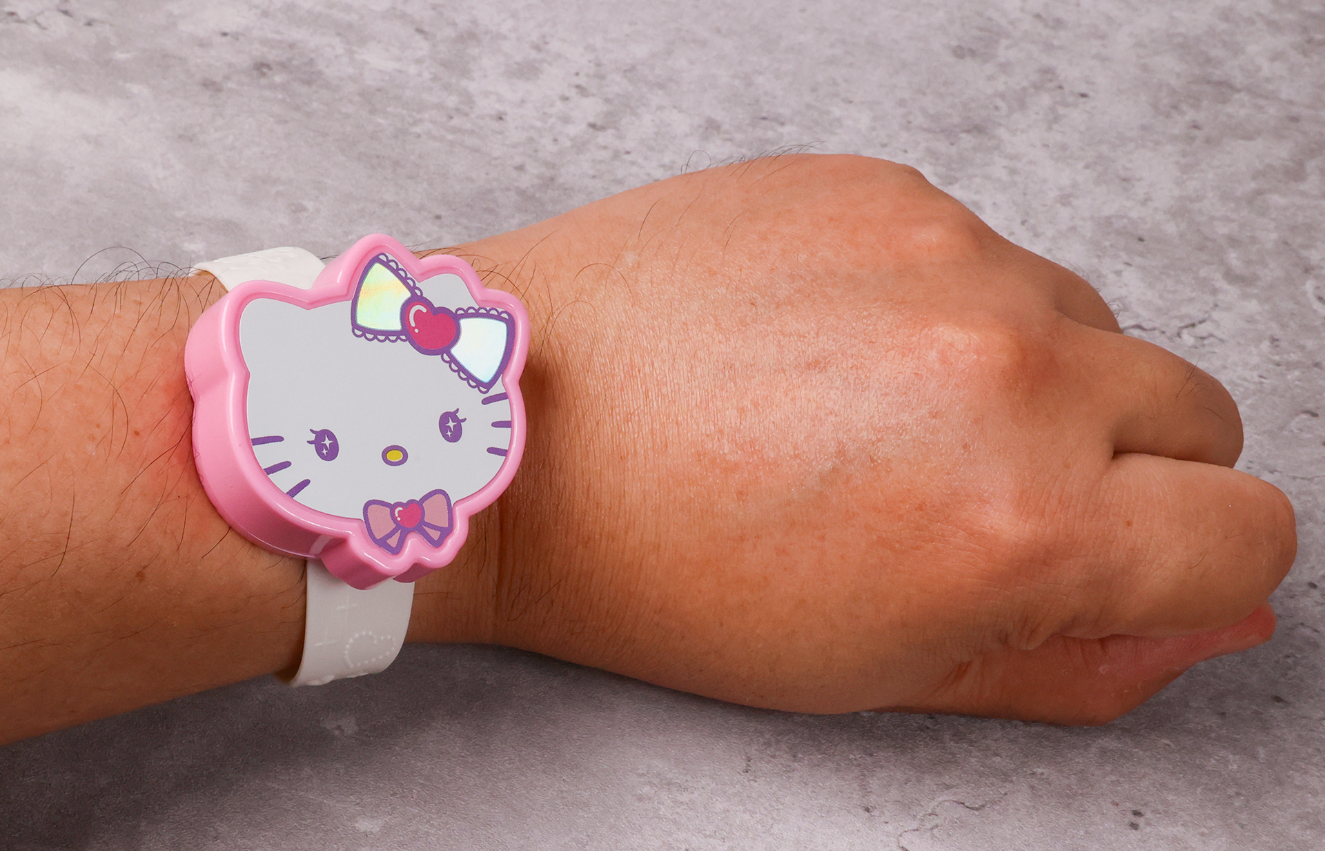 実際に遊ぶときは、腕にはめてから振って音を出そう