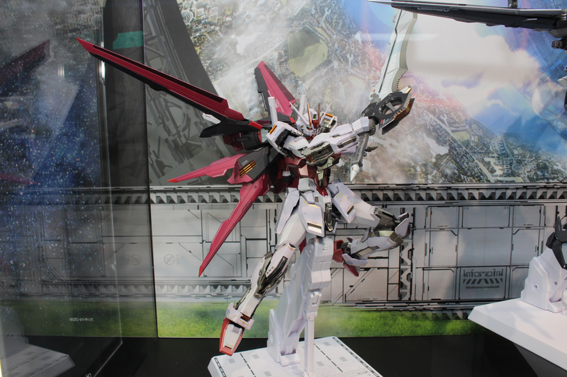 「METAL BUILD ストライクルージュ グランドスラム装備型」。2023年1月発売予定。価格は29,700円（税込）。プレミアムバンダイ販売商品