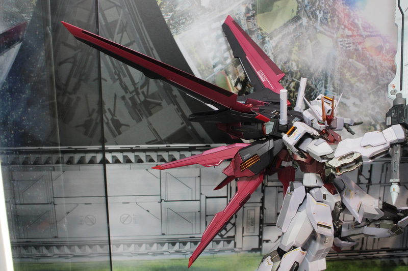 ストライクルージュのカラーリングに合わせたエールストライカー