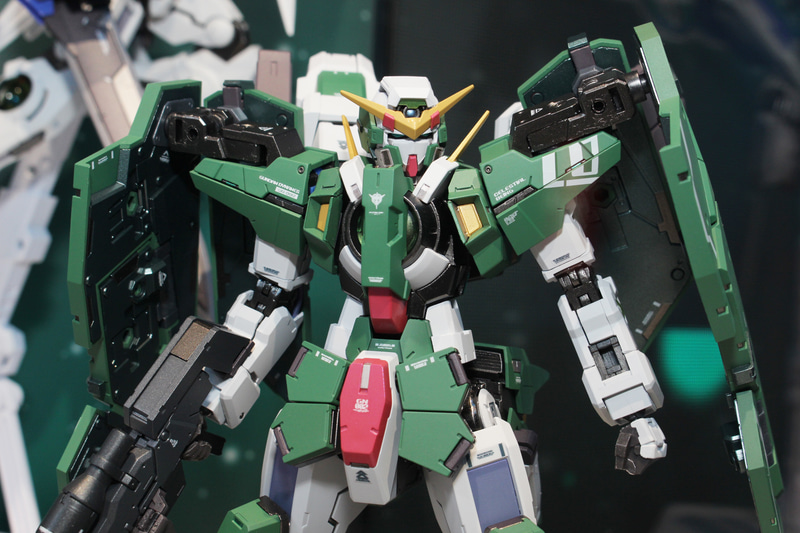 GNスナイパーライフルとGNシールドが印象的なグリーンの機体