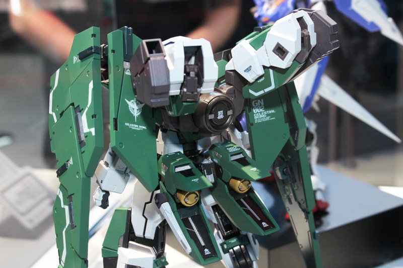 追加のGNドライブとサブアームを内蔵したバックパック。デヴァイズエクシアのものとは形状が異なる