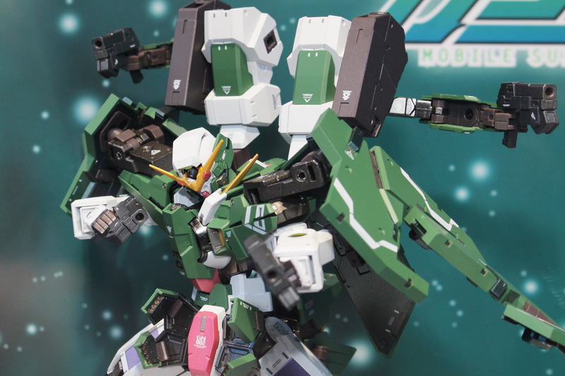 サブアームを展開し、GNビームピストルを4丁構えたポーズ