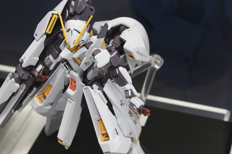 「METAL ROBOT魂」の魅力である金属パーツが関節部に見えている