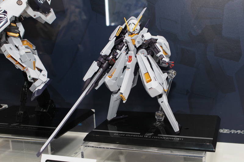 右腕には武装のコンポジット・シールド・ブースターを装備