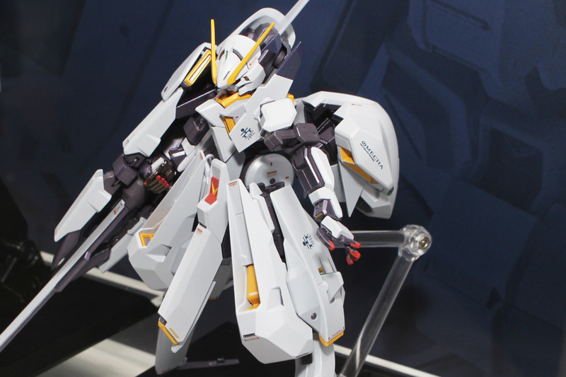 胸部や腰部の独特の形状も再現している