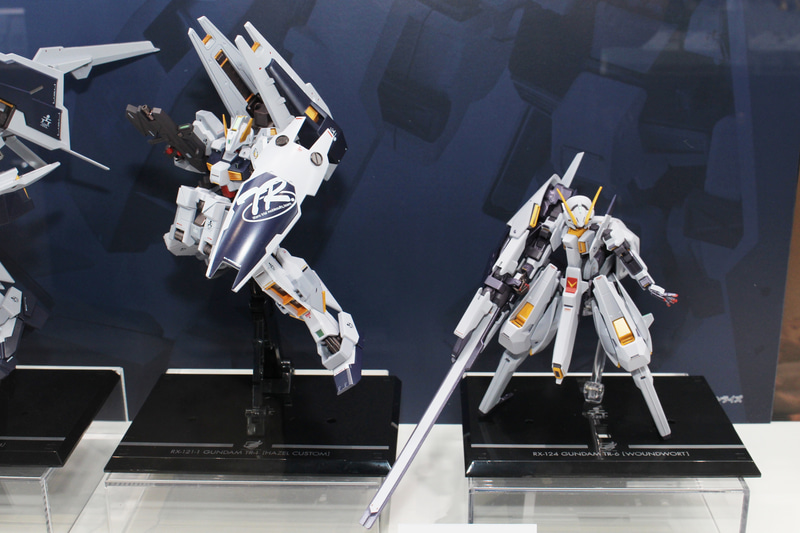 ガンダムTR-1［ヘイズル改］アドバンスドユニット装備と並ぶ。本体はそれほど大きくない