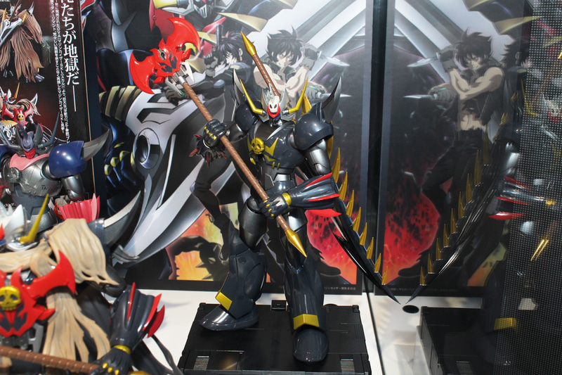 胸の飾りはブレストマホークとなる