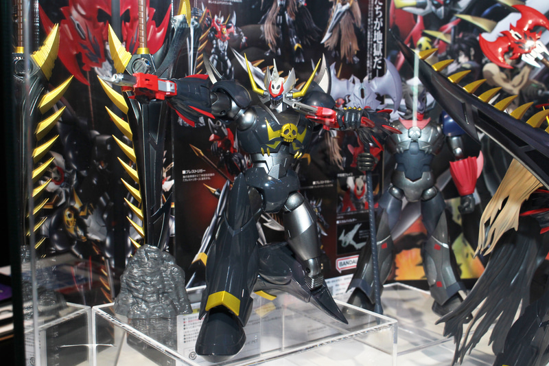 2丁拳銃のブレストリガー。胸の飾りが分離して銃となる