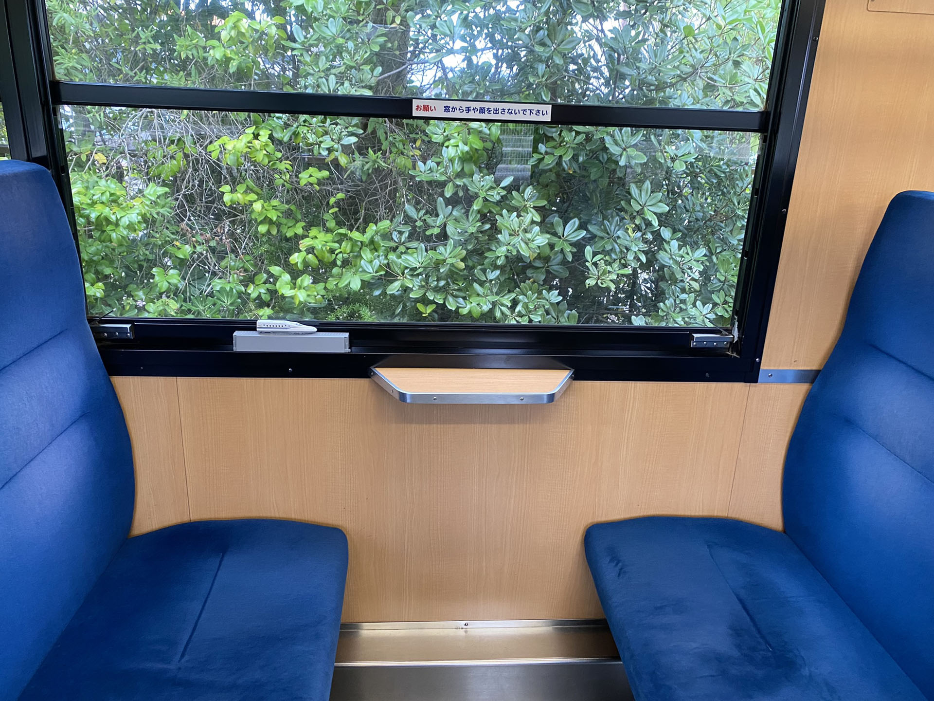 今回はボックス席の窓側にリビングトレインを「スイッチバックレール(電動式セット)」のレールの上に置いてみた