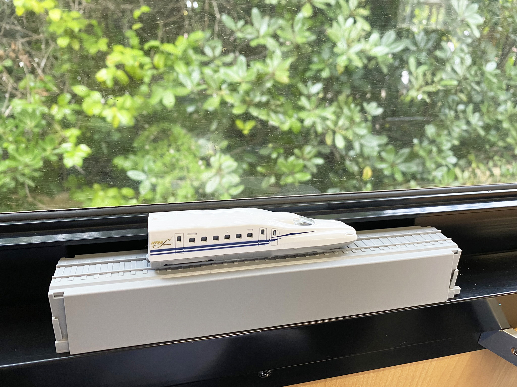 今回はボックス席の窓側にリビングトレインを「スイッチバックレール(電動式セット)」のレールの上に置いてみた