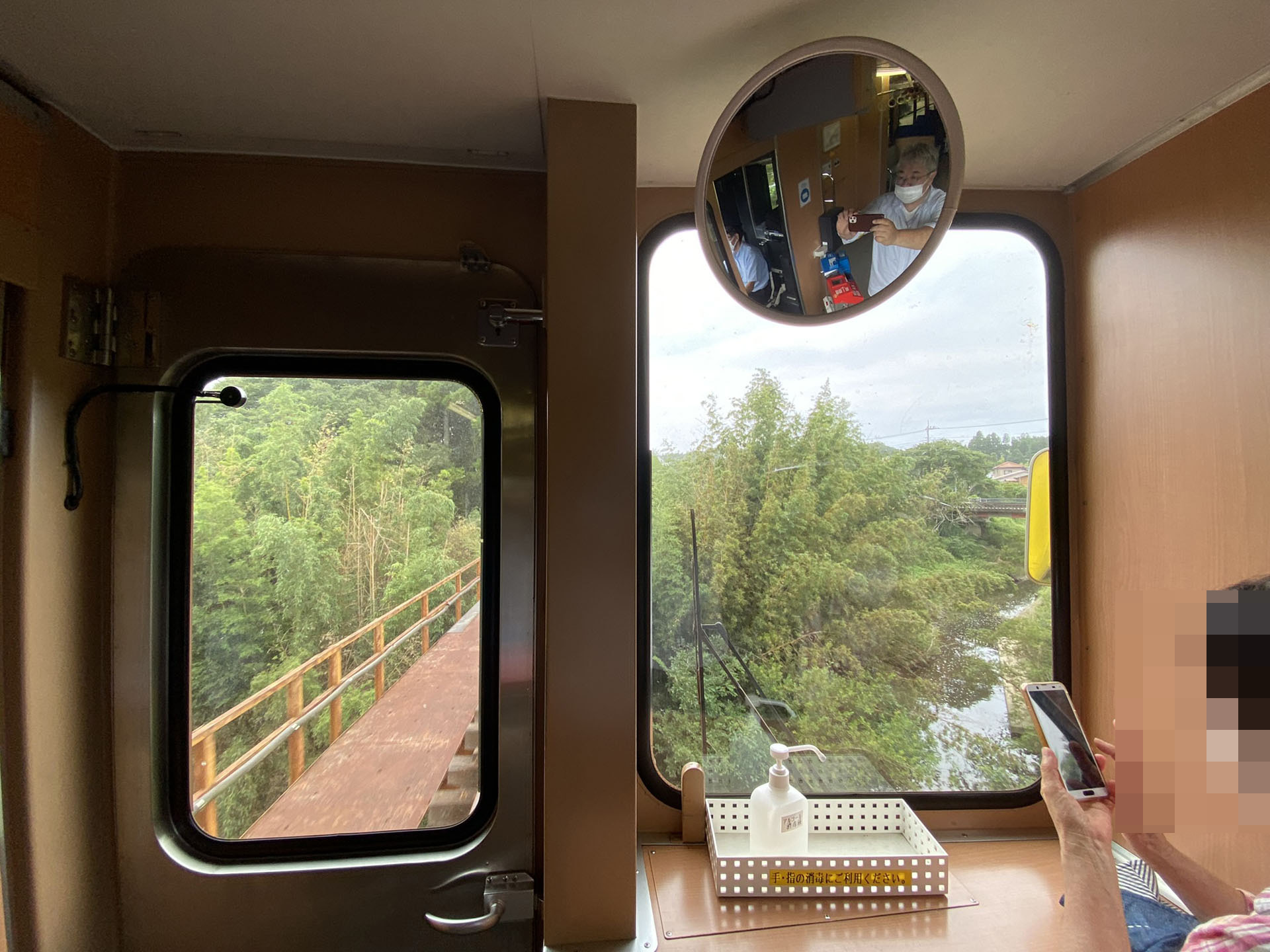 いすみ鉄道に乗った際は運転席付近の眺めもオススメだ。※混雑時はバックミラーなどを確認するため運転席付近の立ち入りは制限される場合もあるとのこと