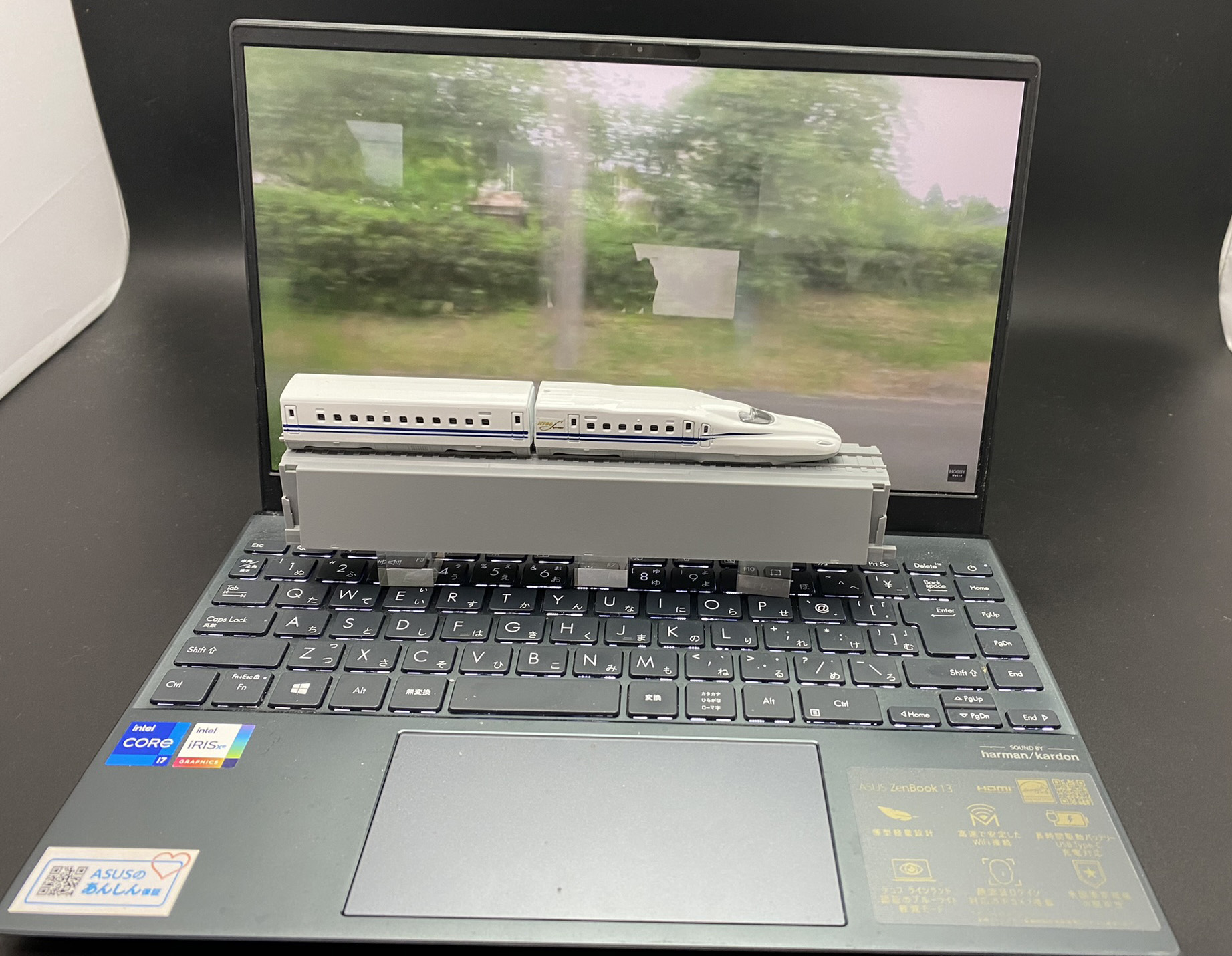 撮影した車窓映像をノートPCで映し出し、リビングトレインと重ね合わせて録画した