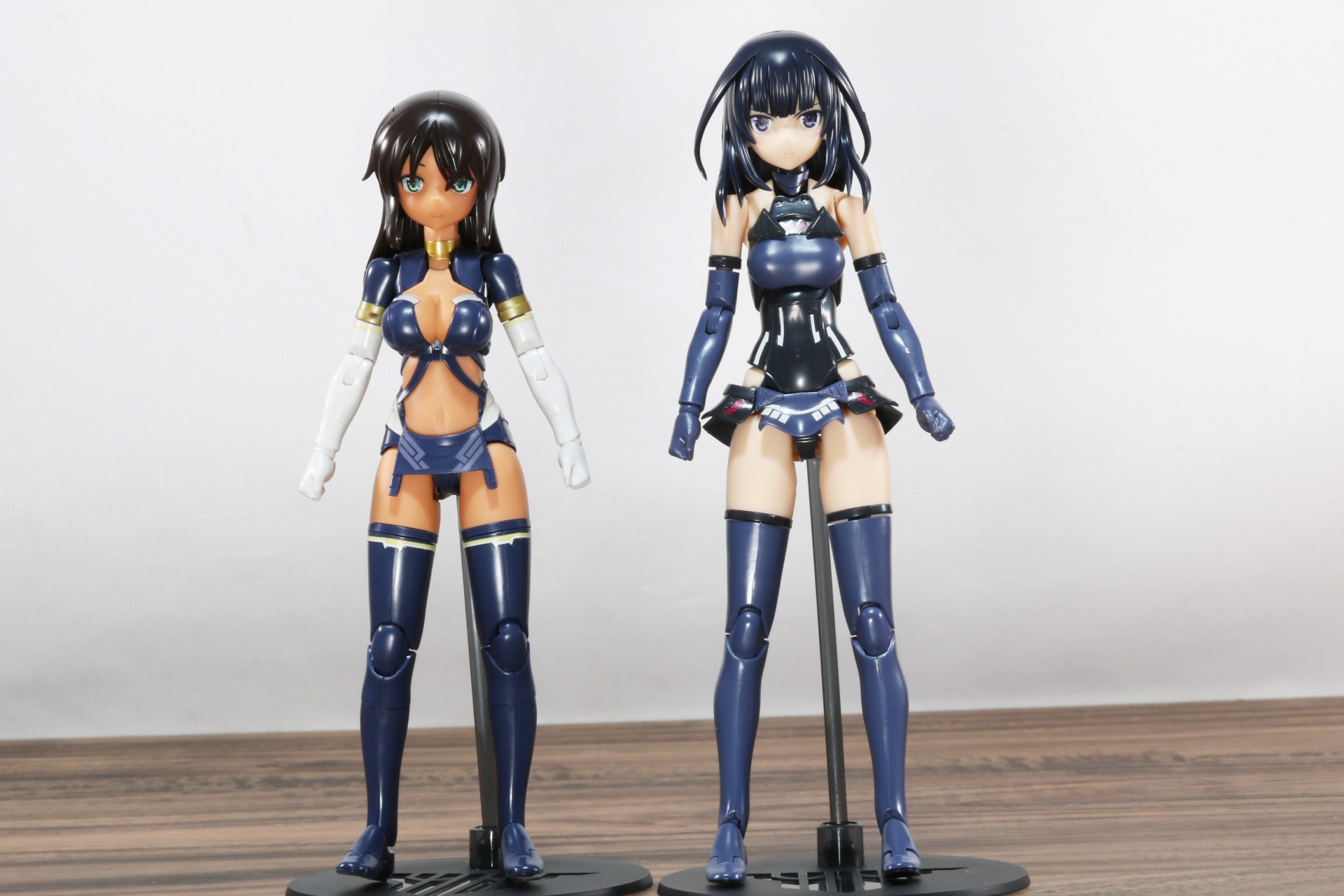 設定では「兼志谷 シタラ」は身長148cm、「吾妻 楓」は身長164cmでプラモデルでも身長差が見て取れる