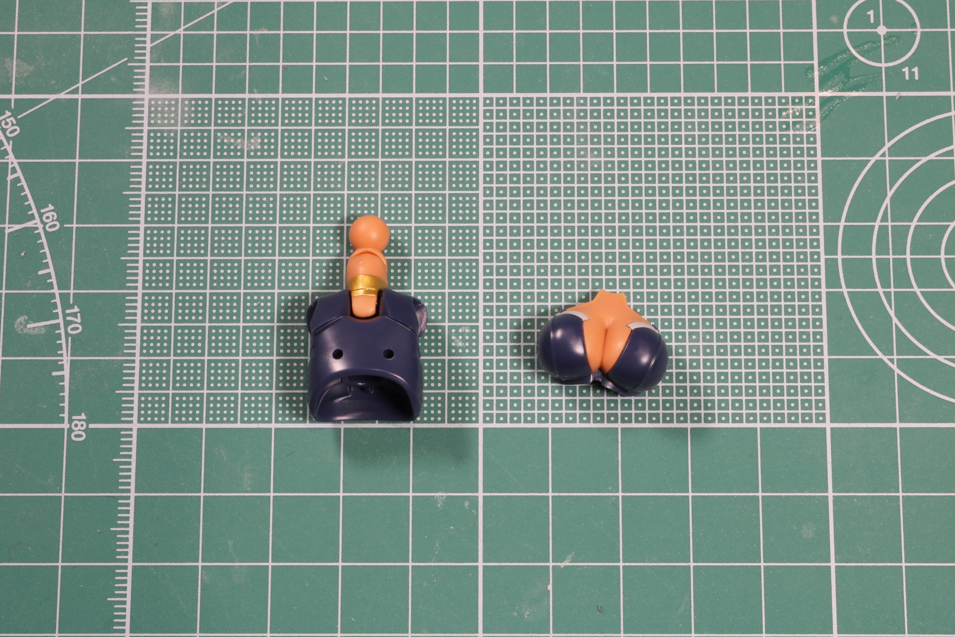 本体と胸パーツの2ブロックで構成