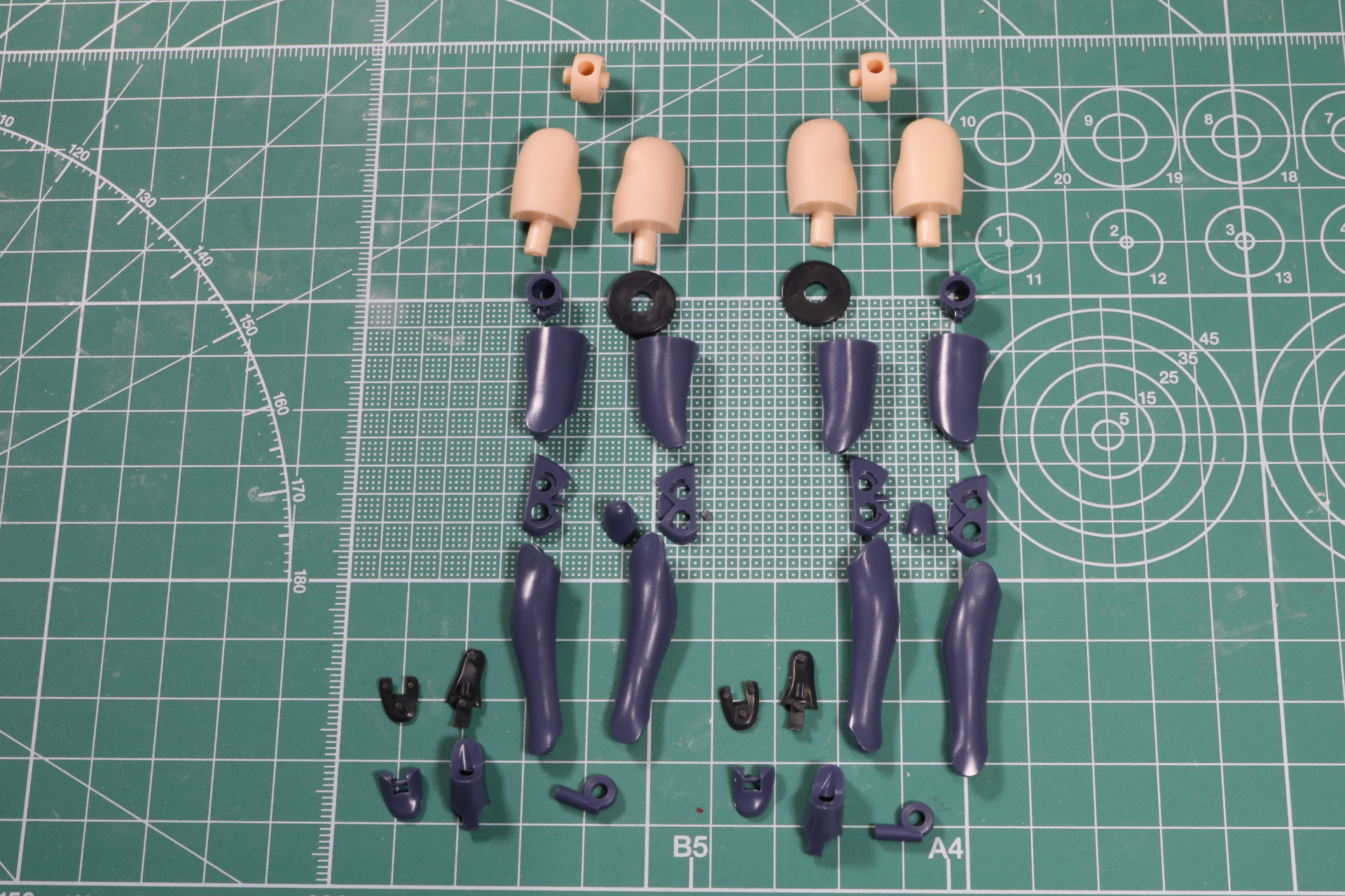 細かなパーツで構成された脚部