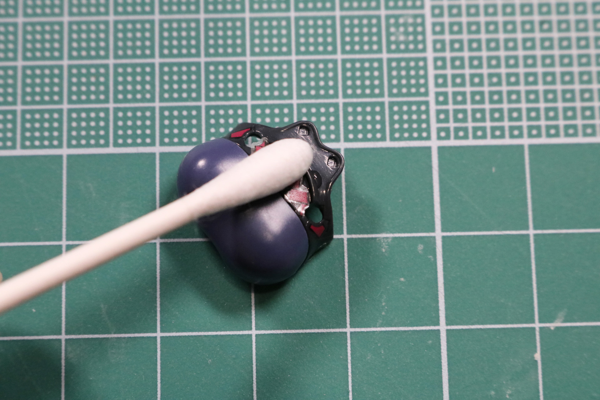 余計な水分を綿棒などで拭き取る