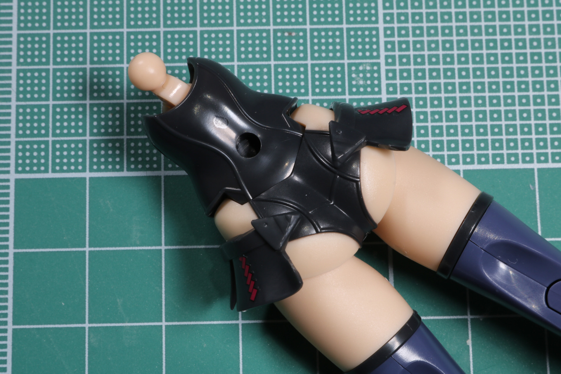 背面サイドアーマーのデカール貼り付け