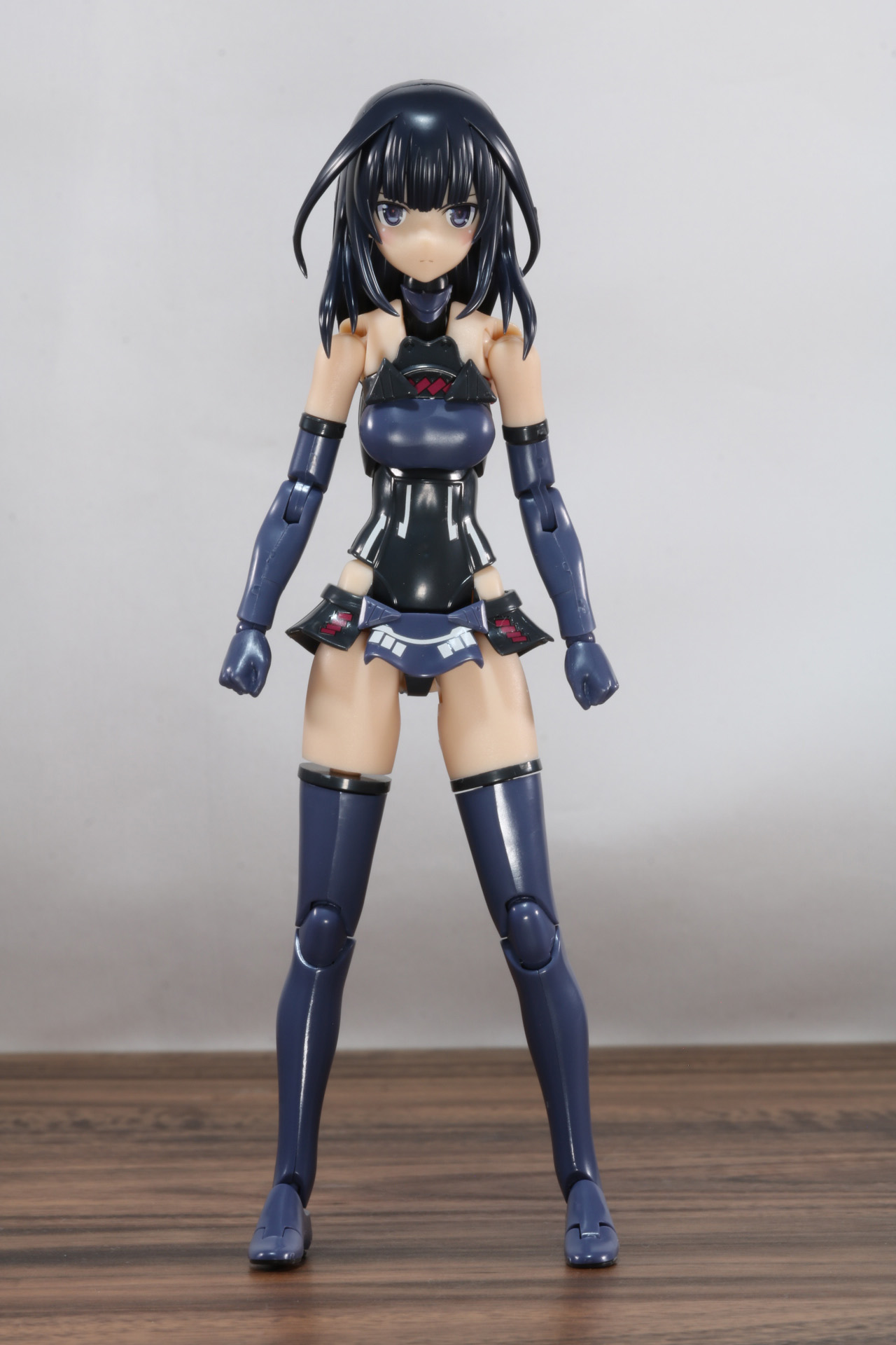 凛とした姿が再現され、黒を基調としたボディスーツで引き締まった印象