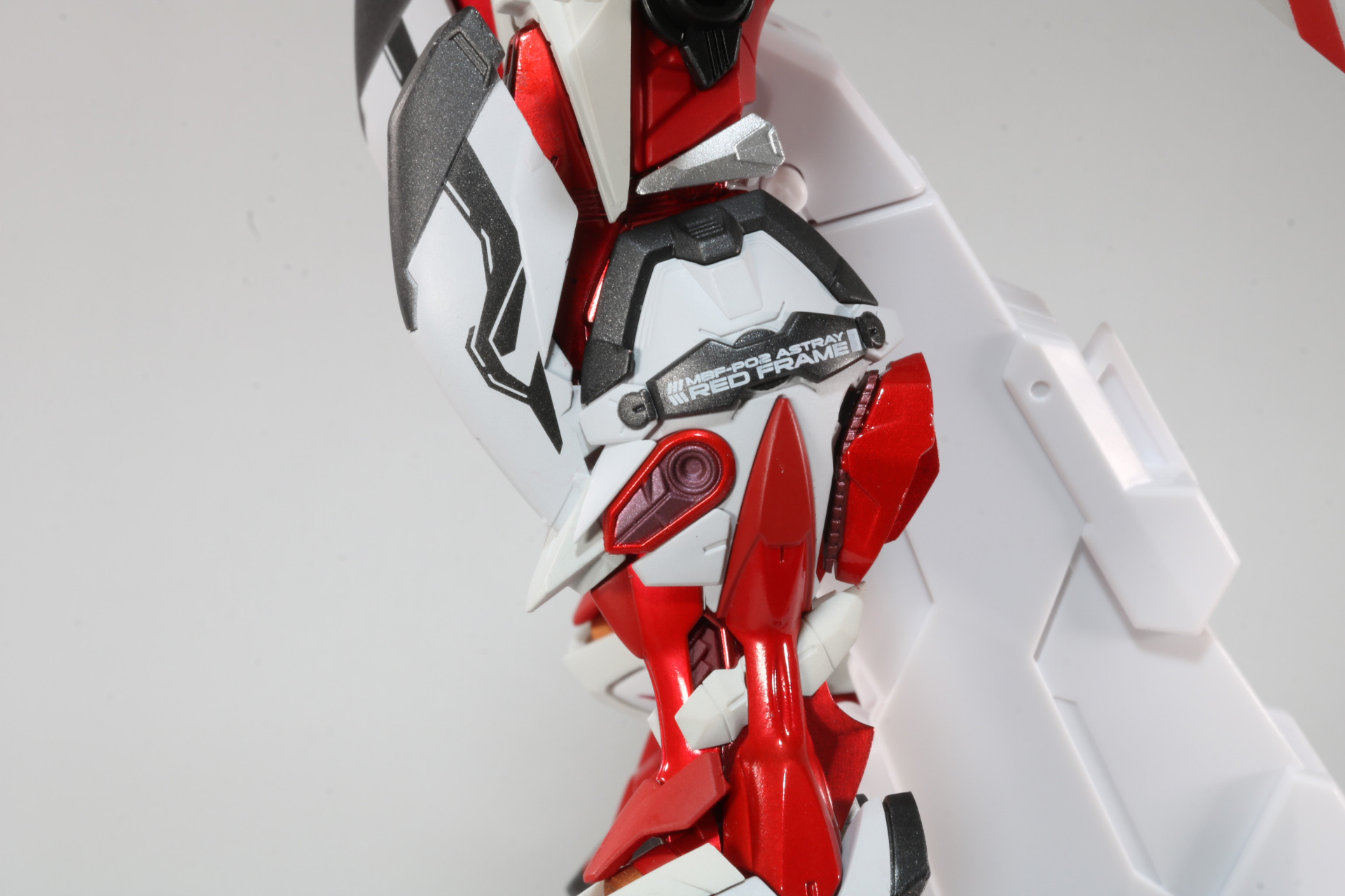 脹脛側面の装甲の一部を取り外す