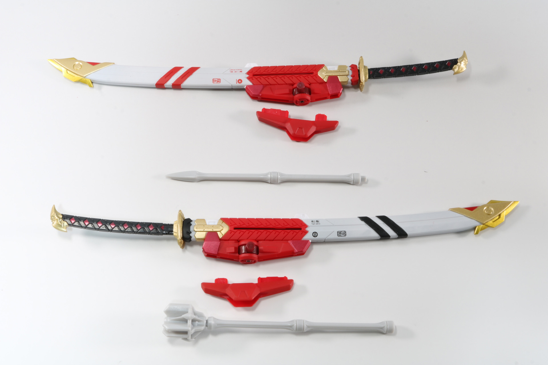 ガーベラ・ストレート、タイガーピアスの鞘にそれぞれジャベリンの柄をマウントするパーツを取りつける