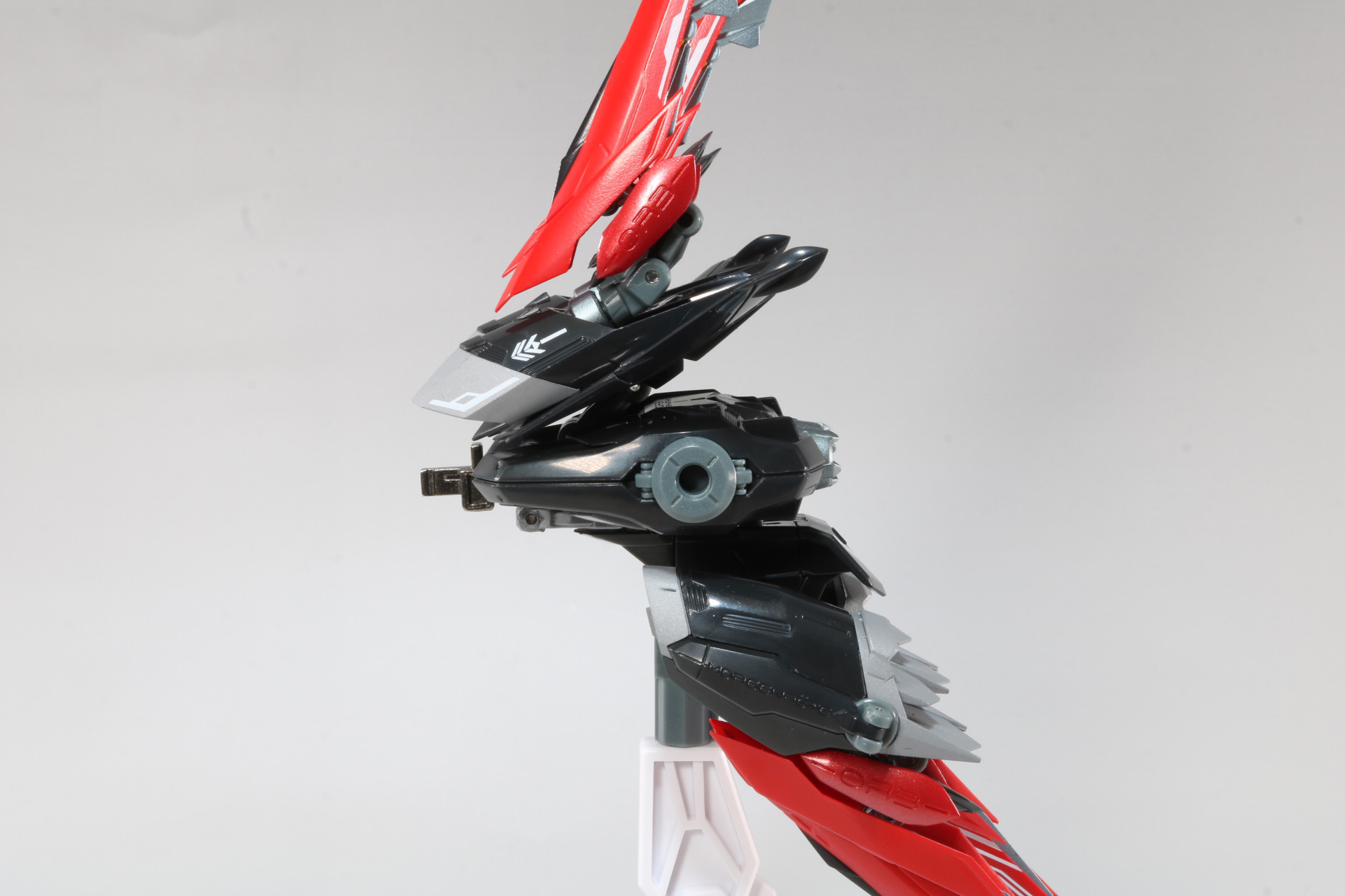 主翼のジョイント部分にサイドブースターパーツを取りつける