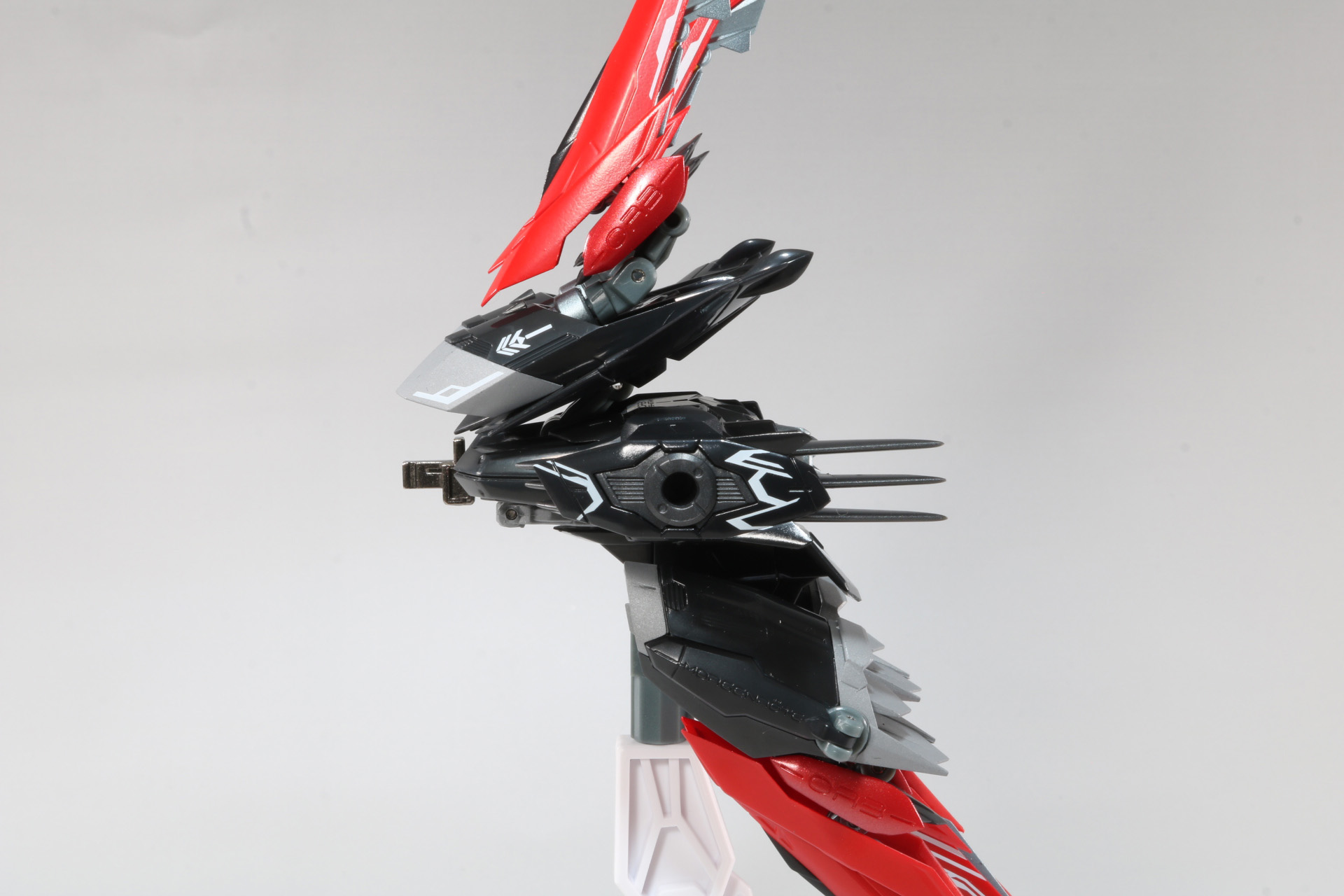 主翼のジョイント部分にサイドブースターパーツを取りつける