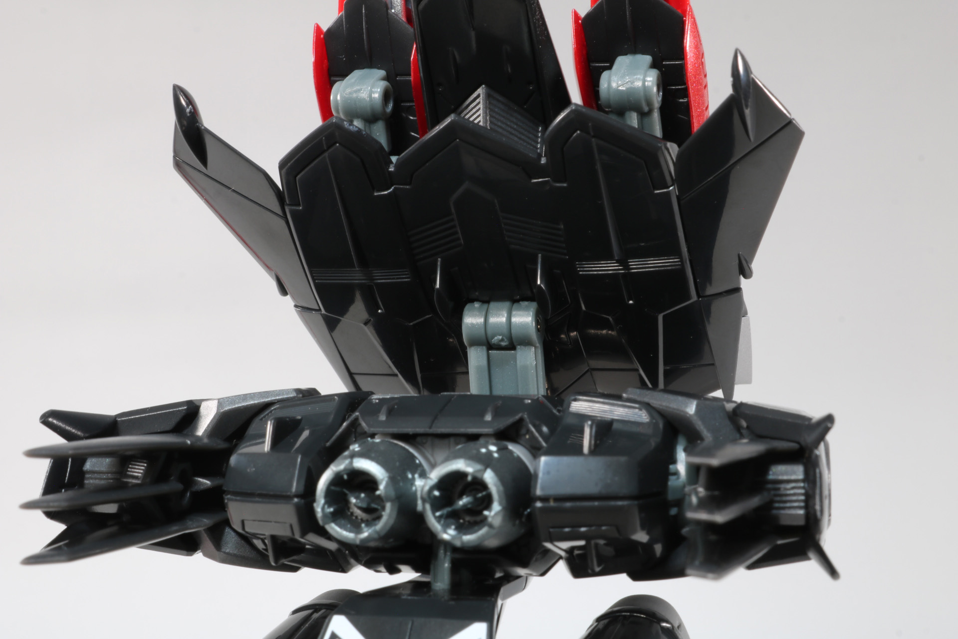 上部裏面にサポートパーツをはめ込む