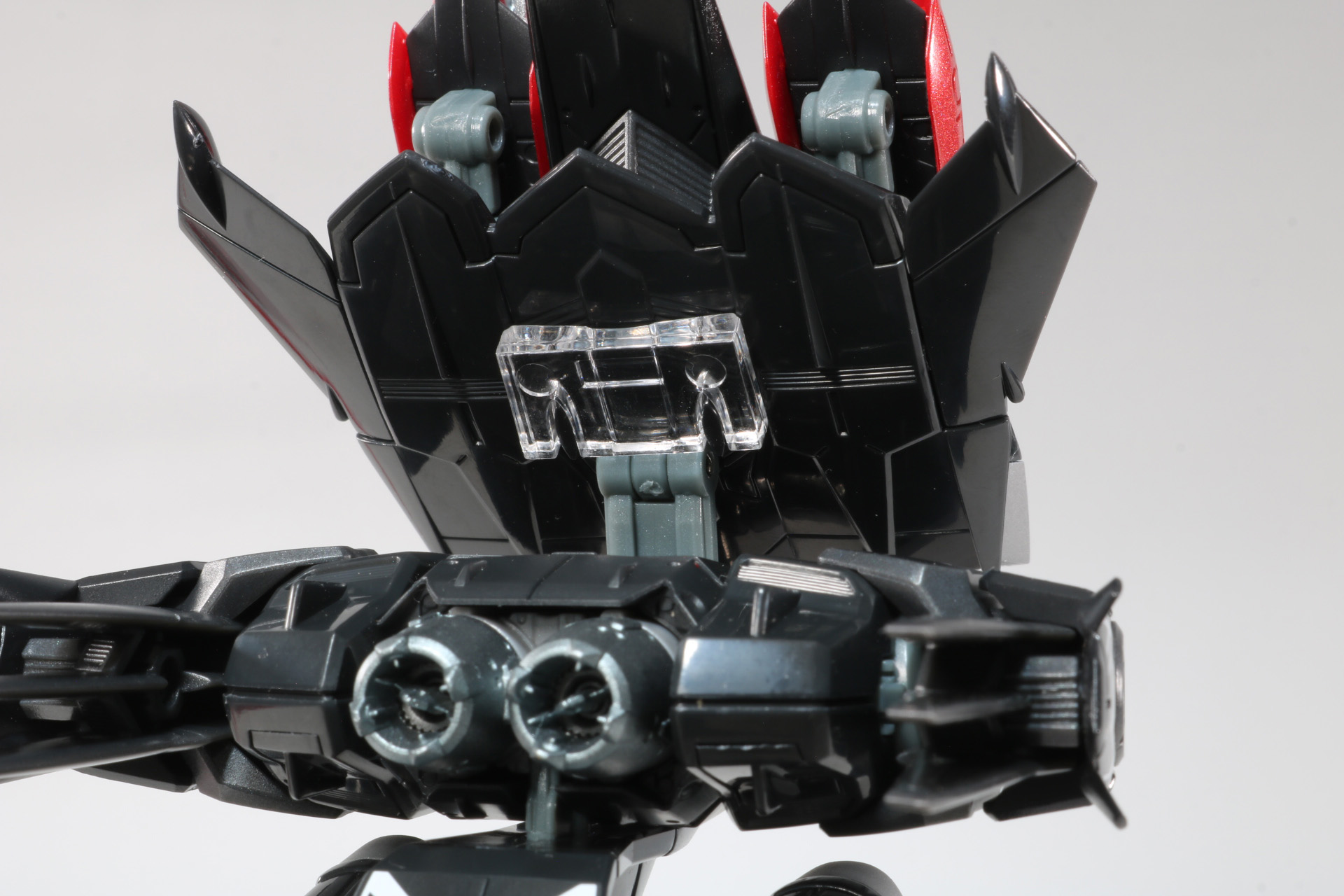 上部裏面にサポートパーツをはめ込む