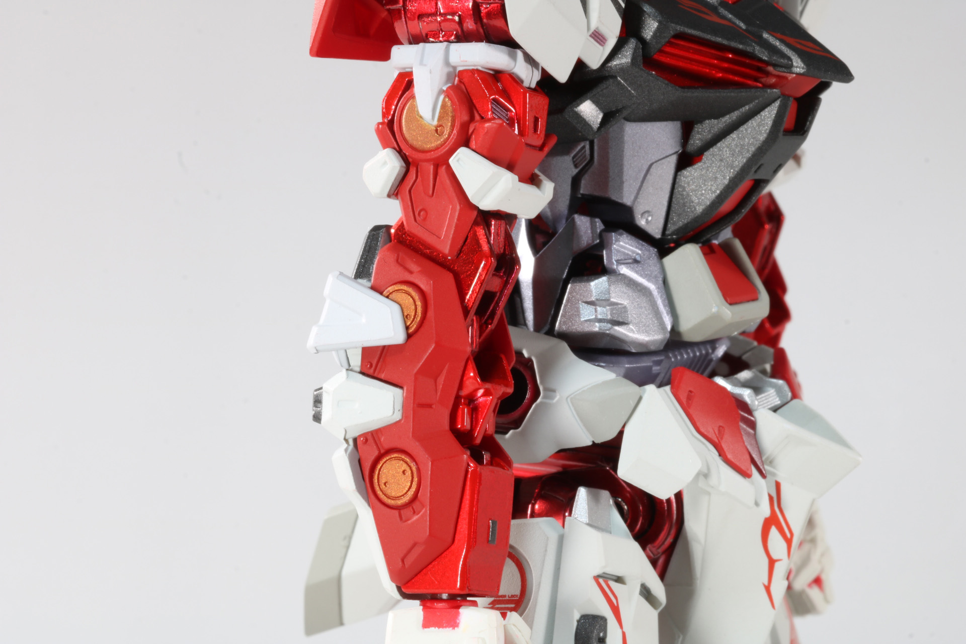 メタリックなダイキャスト部分と外装のマットな質感で情報量が増している